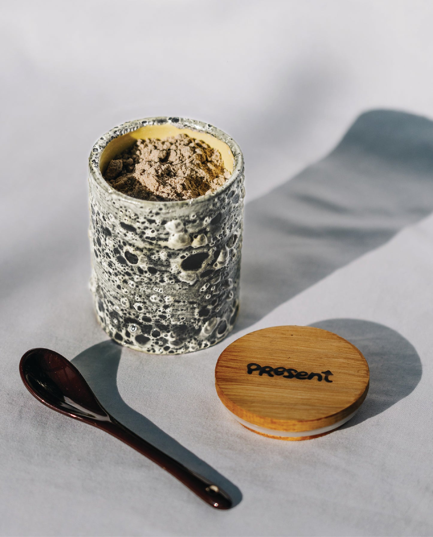 Polvere di Reishi Bio in vaso ceramica bianca Present