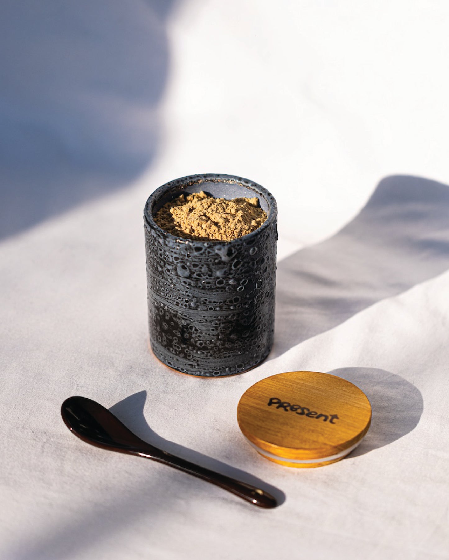 Polvere di Cordyceps Bio in vaso ceramica blu Present